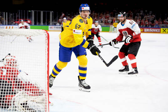 Sveriges Rickard Rakell gör 4-0 bakom Österrikes målvakt