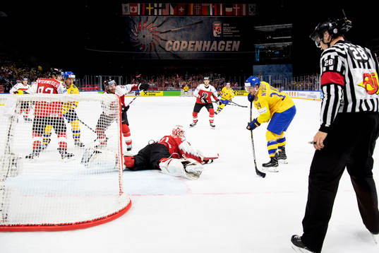 Sveriges Gustav Nyquist gör 5-0 bakom Österrikes målvakt