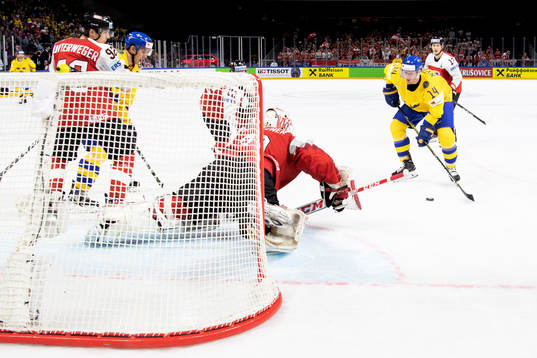 Sveriges Gustav Nyquist gör 5-0 bakom Österrikes målvakt