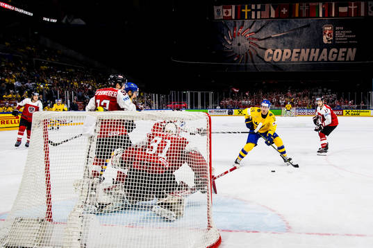 Sveriges Gustav Nyquist mot Österrikes målvakt David