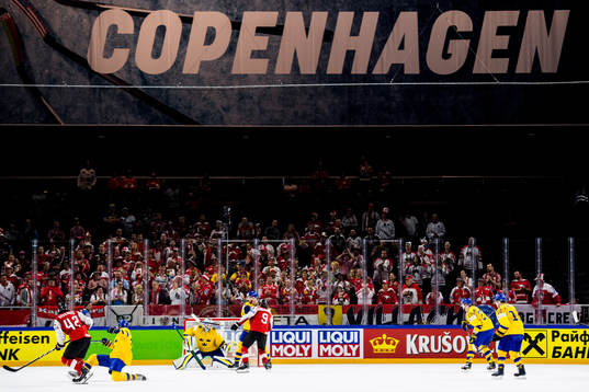 Sveriges målvakt Anders Nilsson räddar ett skott