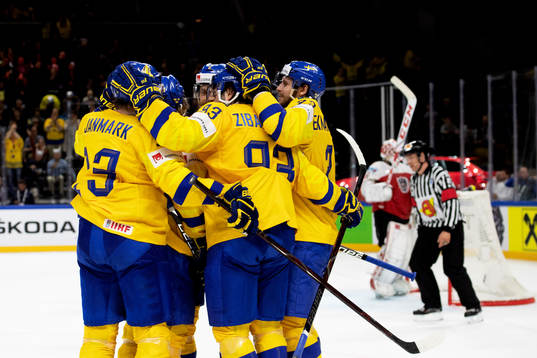Sveriges Mika Zibanejad jublar med lagkamrater