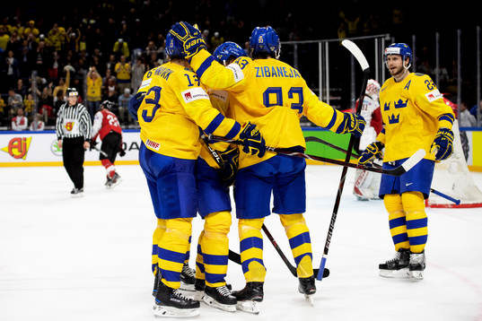 Sveriges Mika Zibanejad jublar med lagkamrater