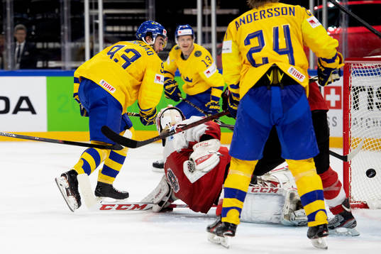 Sveriges Mika Zibanejad gör 6-0 bakom Österrikes målvakt