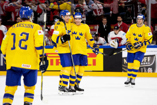 Sveriges Magnus Pääjärvi-Svensson jublar med lagkamrater