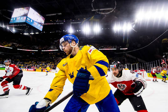 Sveriges Adam Larsson och Österrikes Mario Altman