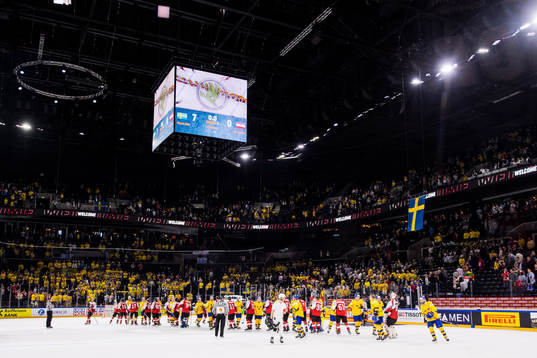 Sveriges spelare tackar Österrikes spelare