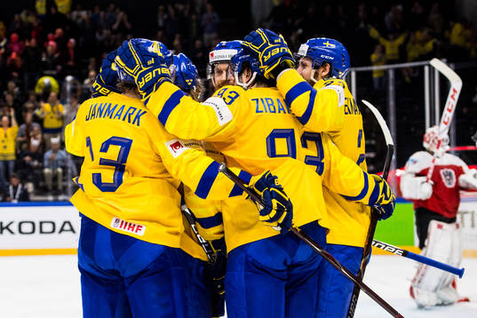 Sveriges spelare jublar