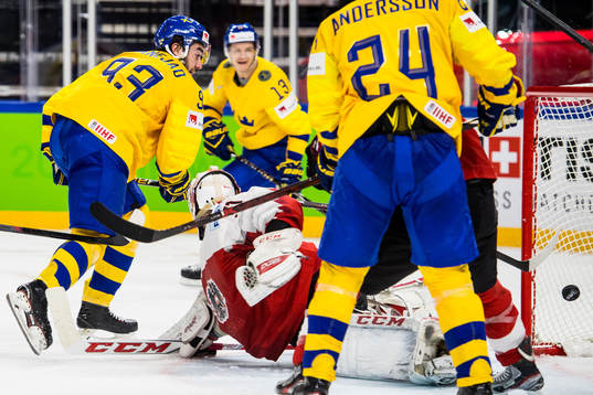 Sveriges Mika Zibanejad gör 6-0 bakom Österrikes målvakt