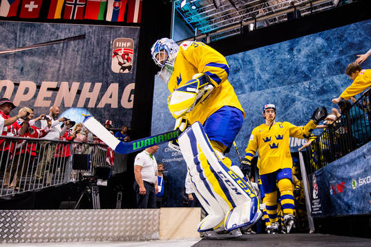 Sveriges målvakt Anders Nilsson och Mikael Backlund gör