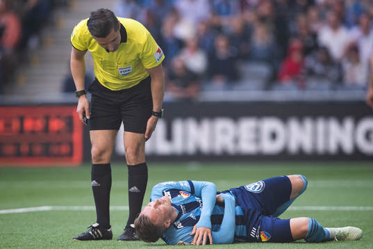 Domaren Bojan Pancic och Djurgårdens Fredrik Ulvestad