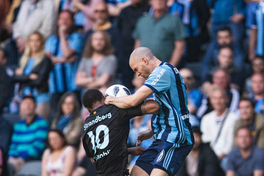 Malmö FFs Carlos Strandberg i kamp om bollen med
