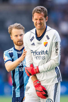 Djurgårdens målvakt Andreas Isaksson tar sig för armen