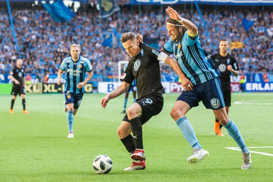 Malmö FFs Markus Rosenberg i kamp om bollen med