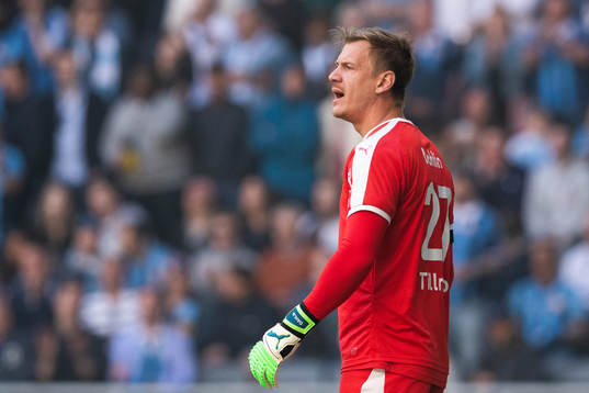 Malmö FFs målvakt Johan Dahlin reagerar