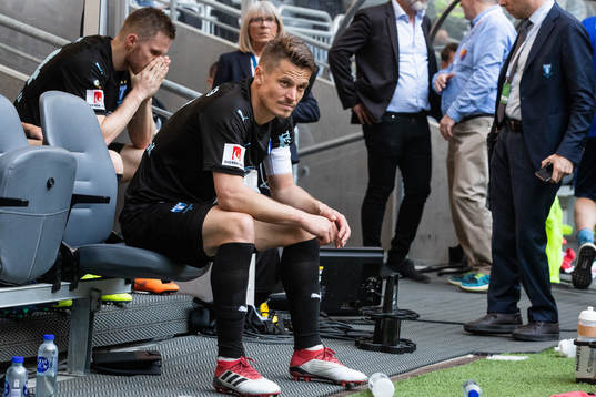 Malmö FFs Markus Rosenberg deppar på bänken