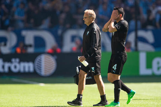 Malmö FFs Behrang Safari deppar då han tvingas utgå