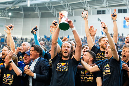 Djurgårdens Jonas Olsson och medspelare jublar med pokalen