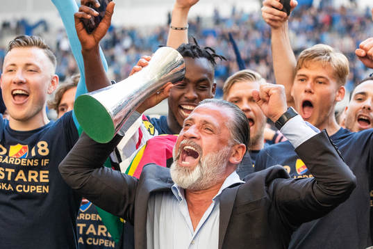 Djurgårdens tränare Özcan Melkemichel och medspelare