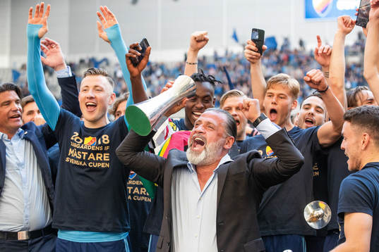 Djurgårdens tränare Özcan Melkemichel och medspelare