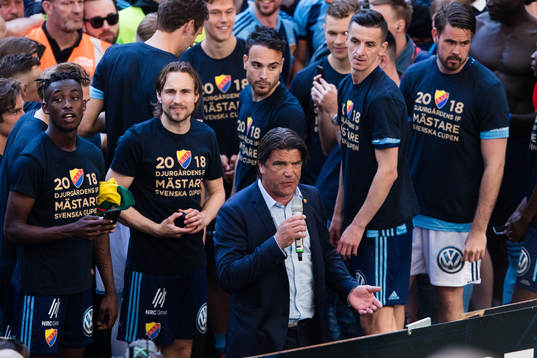 Djurgårdens sportchef Bo Andersson talar till publiken