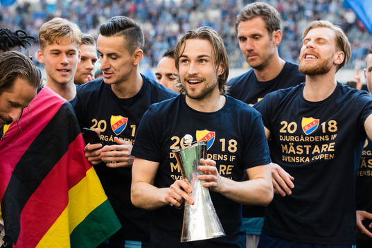 Djurgårdens Kevin Walker jublar med pokalen