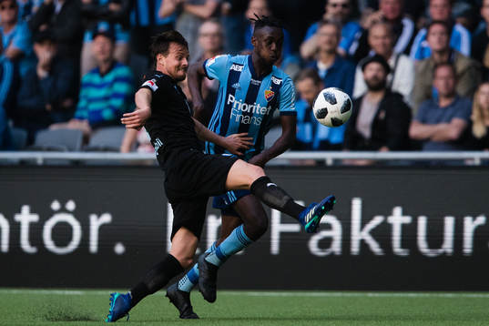 Malmö FFs Eric Larsson i kamp om bollen med Djurgårdens