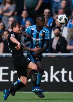 Malmö FFs Eric Larsson i kamp om bollen med Djurgårdens