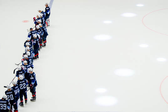 Players of USA line up