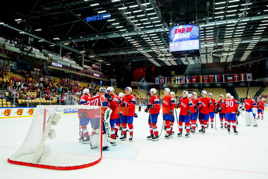 Goaltender Lars Haugen, Stefan Espeland and the players of
