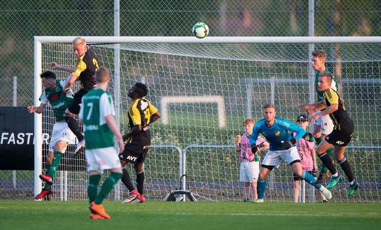 IFK Hässleholms Linus Svensson rensar i matchen i division