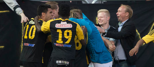 IFK Hässleholms Filip Ranmo har gjort mål och jublar med