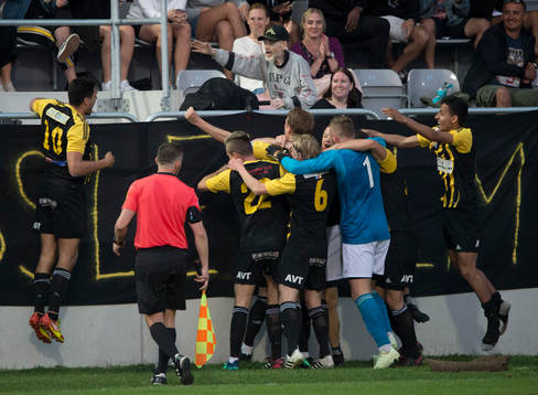 IFK Hässleholms Filip Ranmo har gjort mål och jublar med