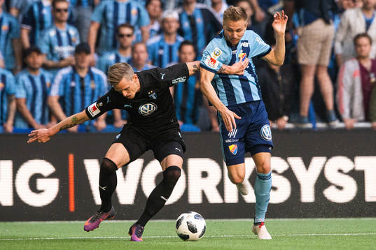Malmö FFs Sören Rieks i kamp om bollen med Djurgårdens