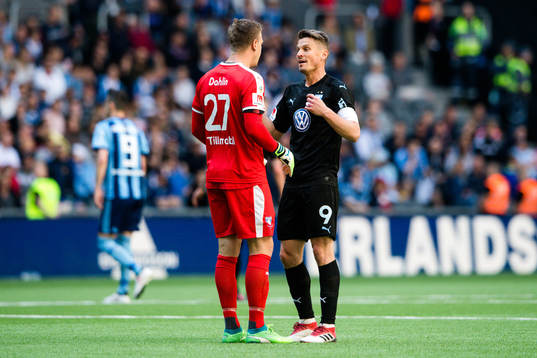 Malmö FFs målvakt Johan Dahlin i samtal med Markus