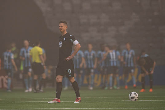 Malmö FFs Markus Rosenberg deppar i röken från bengaler