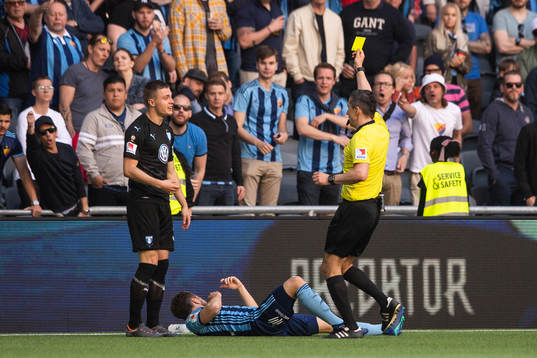Malmö FFs Mattias Svanberg får gult kort av domare Bojan