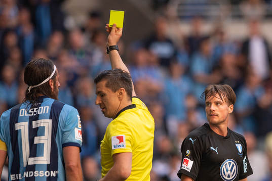 Domare Bojan Pancic varnar Malmö FFs Eric Larsson