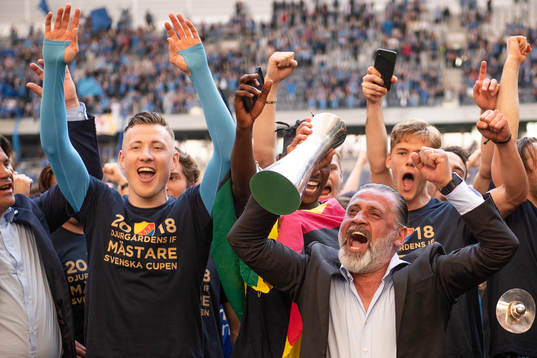 Djurgårdens tränare Özcan Melkemichel och spelare jublar
