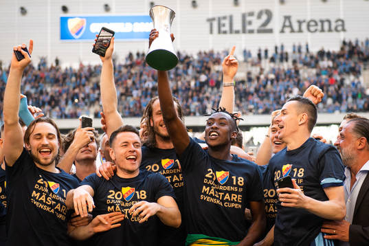 Djurgårdens spelare jublar med pokalen vid prisutdelningen