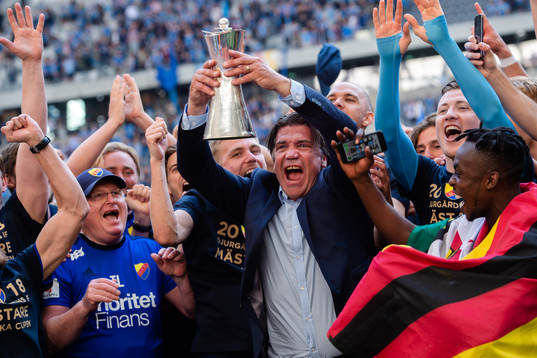 Djurgårdens sportchef Bosse Andersson jublar med pokalen