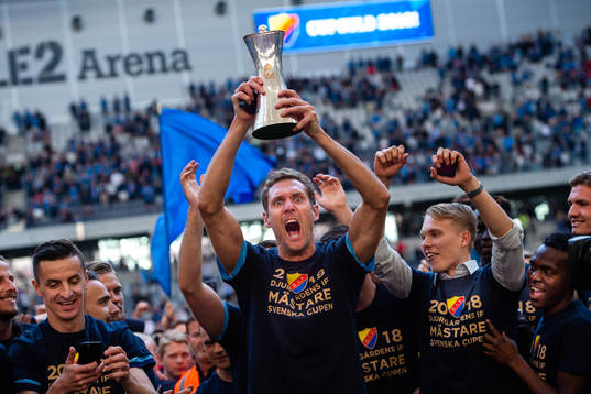 Djurgårdens målvakt Andreas Isaksson jublar med pokalen