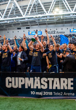 Djurgårdens spelare jublar med pokalen