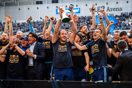 Djurgårdens spelare jublar med pokalen
