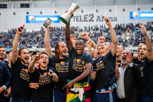 Djurgårdens spelare jublar med pokalen