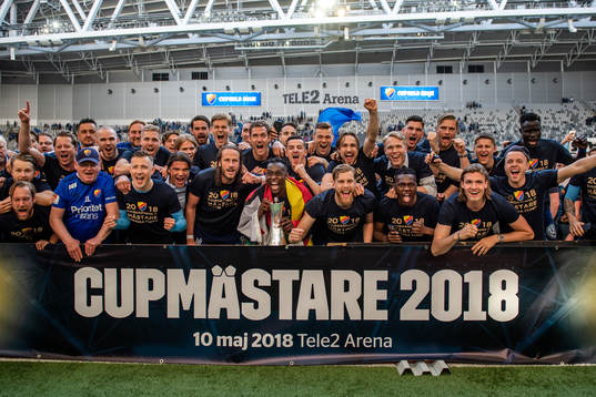 Djurgårdens spelare jublar med pokalen