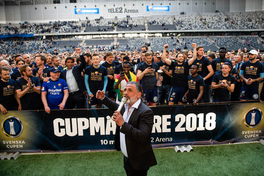 Djurgårdens tränare Özcan Melkemichel jublar