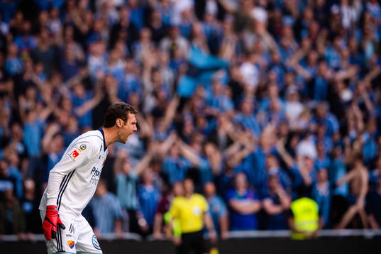 Djurgårdens målvakt Andreas Isaksson reagerar