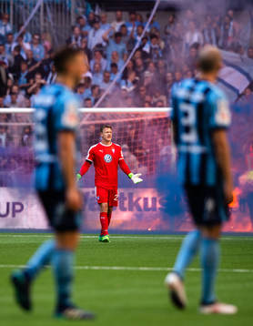 Malmö FFs målvakt Johan Dahlin reagerar