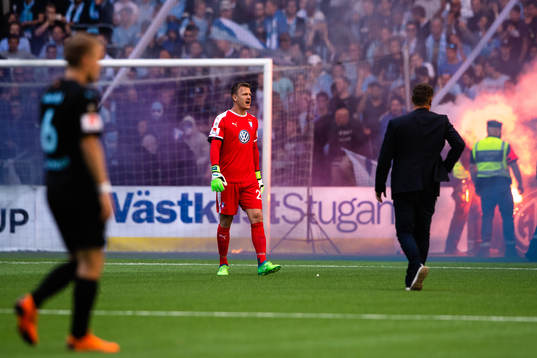 Malmö FFs målvakt Johan Dahlin reagerar